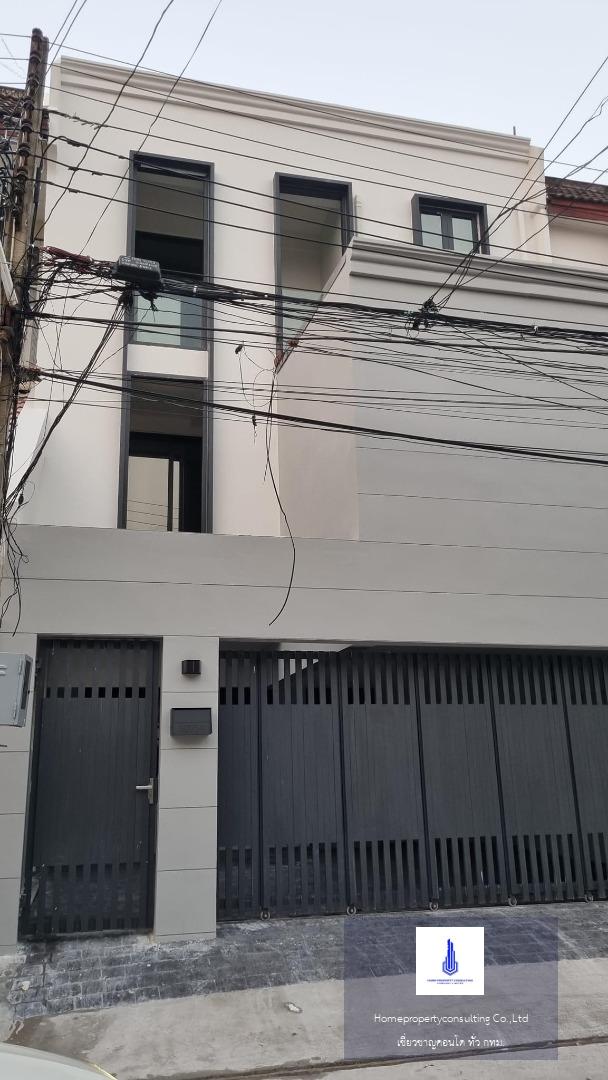 ทาวน์เฮาส์กว้างขวาง 4 ห้องนอนใกล้เอกมัย